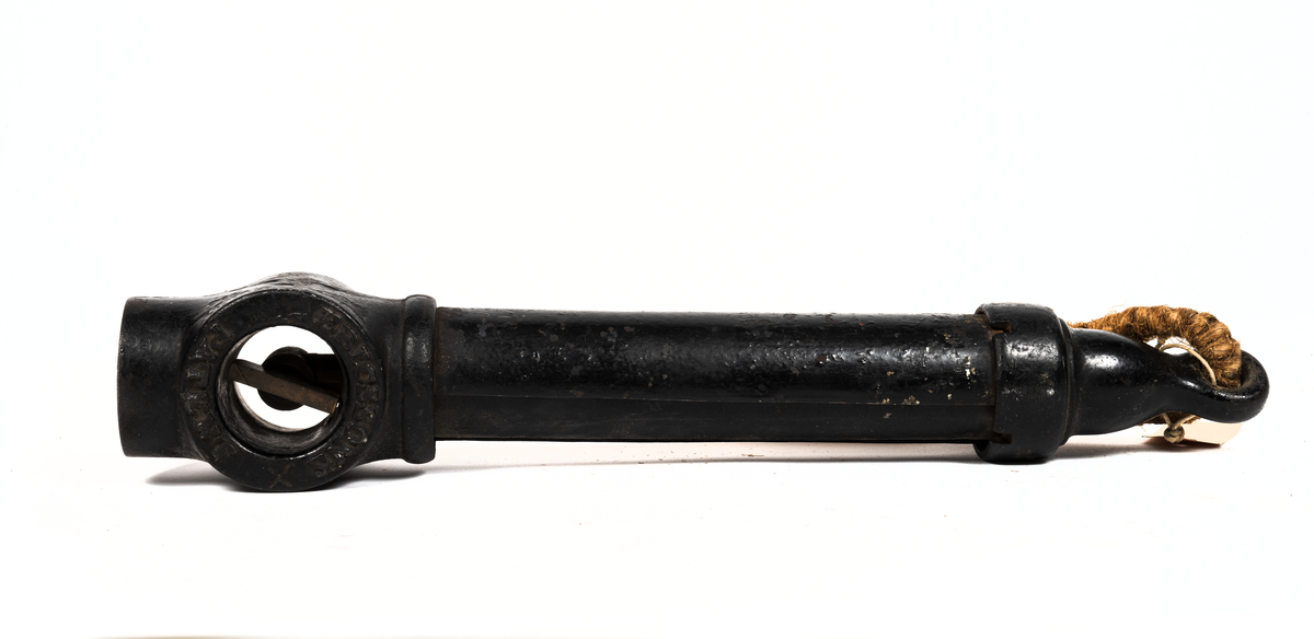 Djuplod av järn med klädd stropp. Centrumrör av glas på mässingsskala med skyddskåpa och bottenventil.