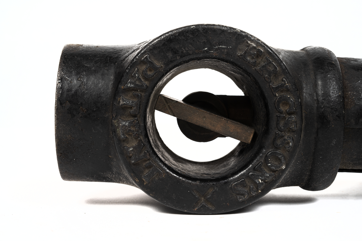 Djuplod av järn med klädd stropp. Centrumrör av glas på mässingsskala med skyddskåpa och bottenventil.