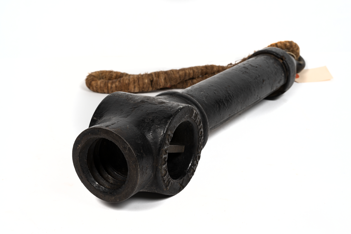 Djuplod av järn med klädd stropp. Centrumrör av glas på mässingsskala med skyddskåpa och bottenventil.