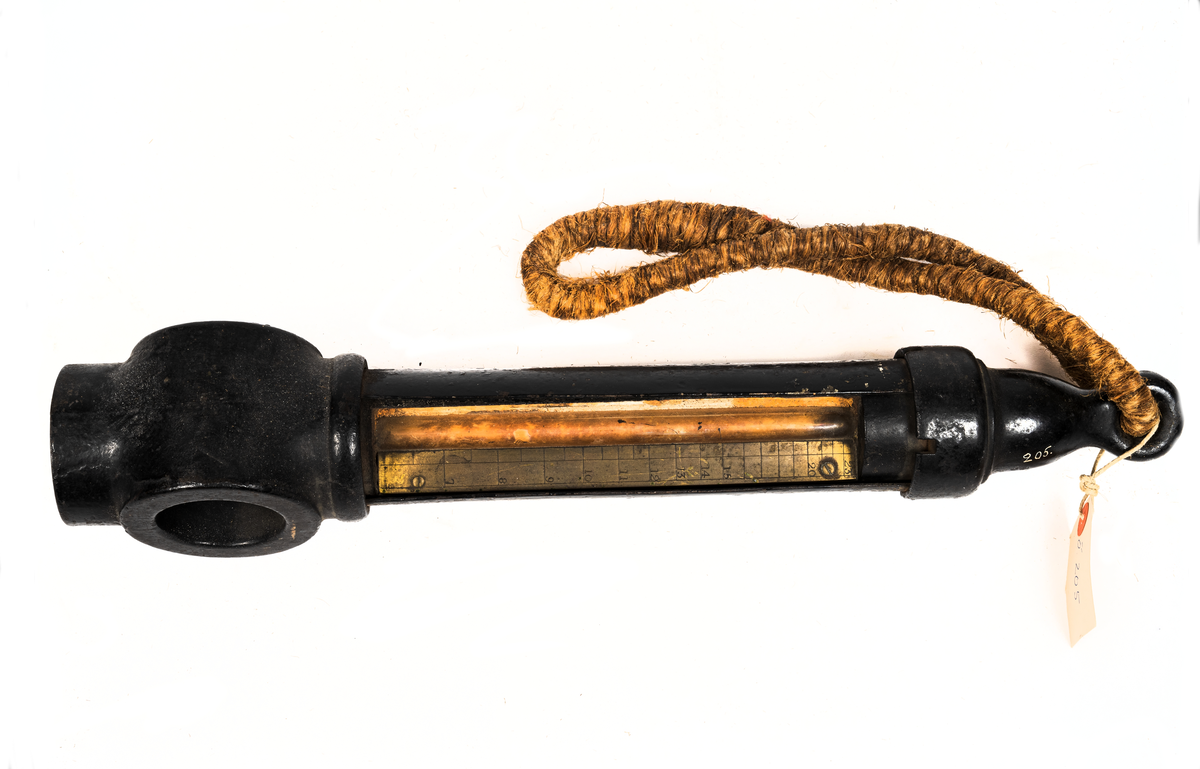 Djuplod av järn med klädd stropp. Centrumrör av glas på mässingsskala med skyddskåpa och bottenventil.