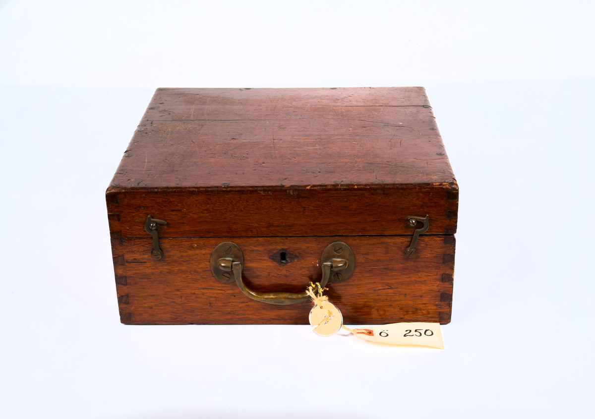 Sextant i delvis svartlackerad mässing. Handtag av mahogny. Märkt  "G. Hechelmann, Hamburg, nr. 478". Limb 150°. Skalor av silver, 10// avläsning. Lupp, mikrometerskruv. Ställbart tubfäste. Astronomisk tub, stjärntub, terrestertub. Låda av mahogny med handtag. Kordans längd: 24 cm.