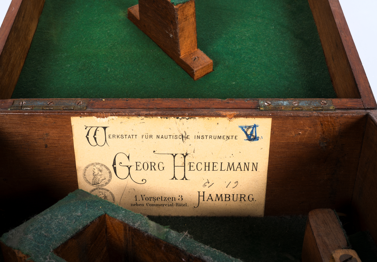 Sextant i delvis svartlackerad mässing. Handtag av mahogny. Märkt  "G. Hechelmann, Hamburg, nr. 478". Limb 150°. Skalor av silver, 10// avläsning. Lupp, mikrometerskruv. Ställbart tubfäste. Astronomisk tub, stjärntub, terrestertub. Låda av mahogny med handtag. Kordans längd: 24 cm.
