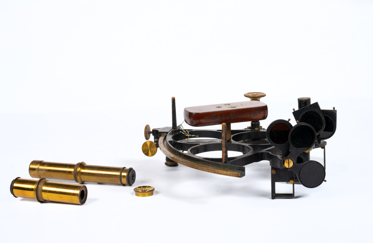 Sextant i delvis svartlackerad mässing. Handtag av mahogny. Märkt  "G. Hechelmann, Hamburg, nr. 478". Limb 150°. Skalor av silver, 10// avläsning. Lupp, mikrometerskruv. Ställbart tubfäste. Astronomisk tub, stjärntub, terrestertub. Låda av mahogny med handtag. Kordans längd: 24 cm.