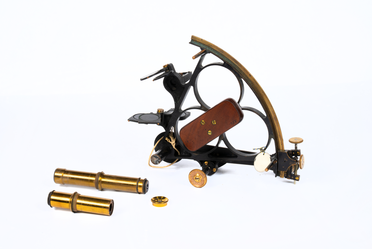Sextant i delvis svartlackerad mässing. Handtag av mahogny. Märkt  "G. Hechelmann, Hamburg, nr. 478". Limb 150°. Skalor av silver, 10// avläsning. Lupp, mikrometerskruv. Ställbart tubfäste. Astronomisk tub, stjärntub, terrestertub. Låda av mahogny med handtag. Kordans längd: 24 cm.