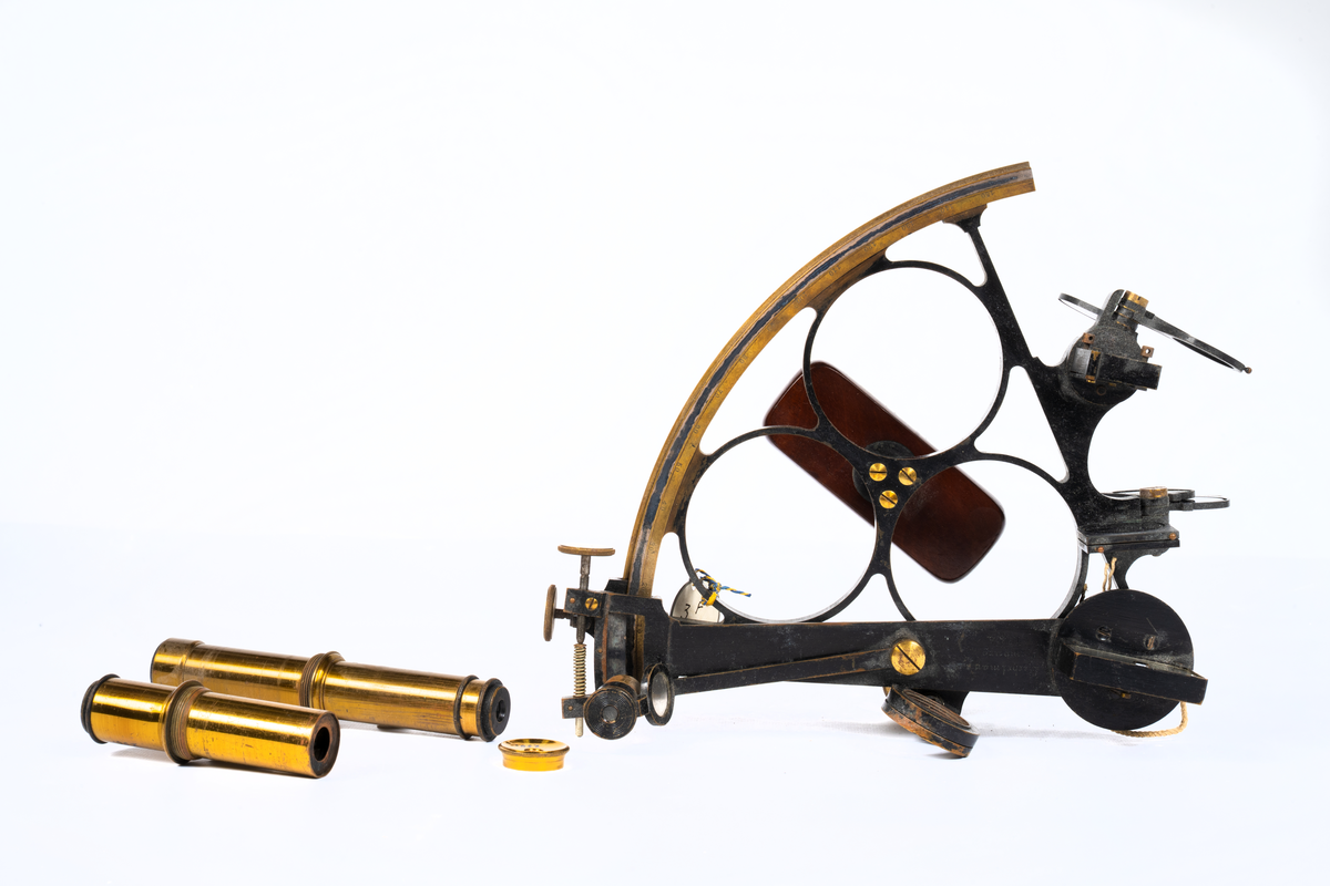 Sextant i delvis svartlackerad mässing. Handtag av mahogny. Märkt  "G. Hechelmann, Hamburg, nr. 478". Limb 150°. Skalor av silver, 10// avläsning. Lupp, mikrometerskruv. Ställbart tubfäste. Astronomisk tub, stjärntub, terrestertub. Låda av mahogny med handtag. Kordans längd: 24 cm.