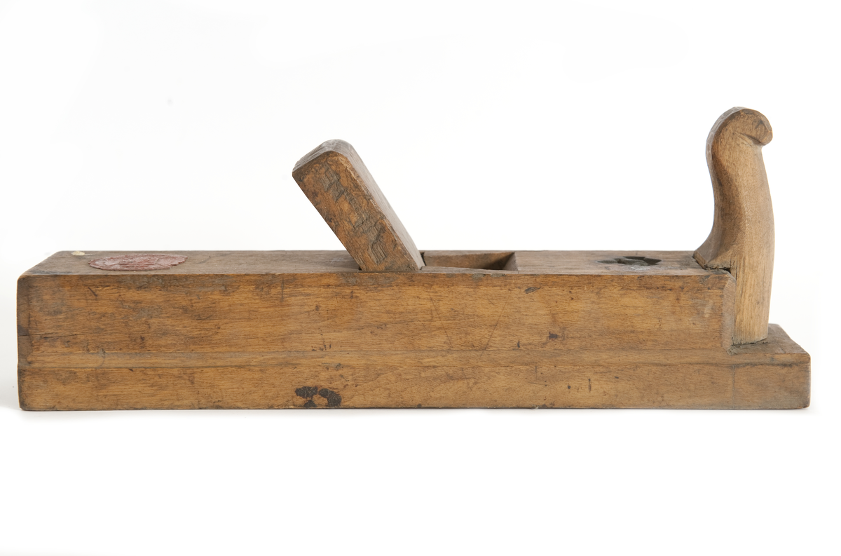 Hyvel. Utan järn. Inbränt ankare samt sigill på stocken.