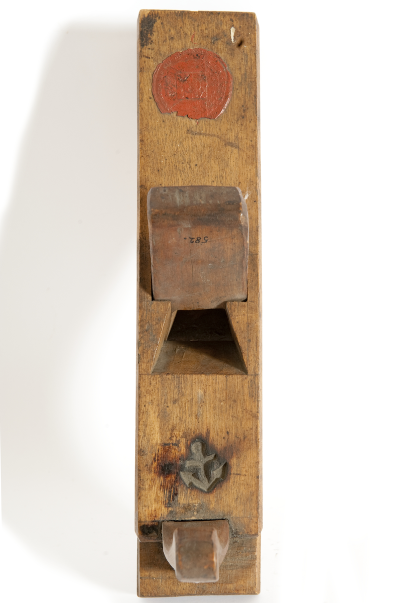 Hyvel. Utan järn. Inbränt ankare samt sigill på stocken.