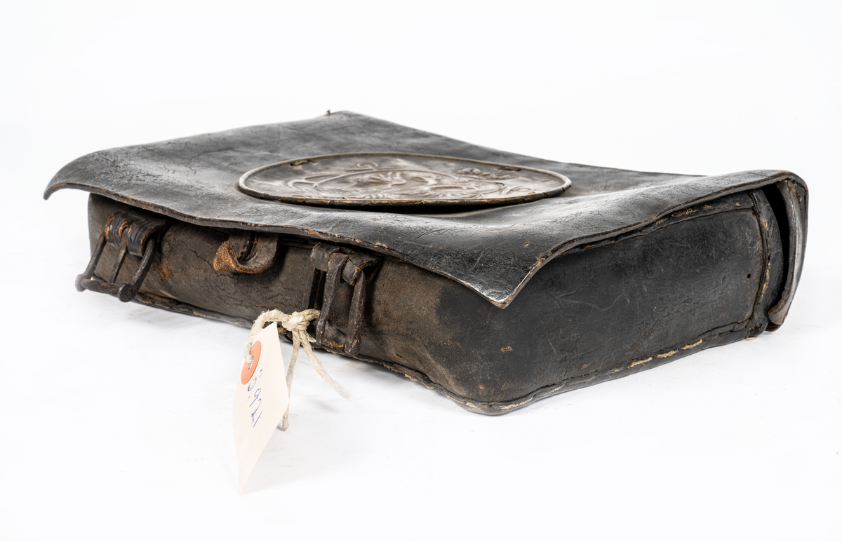 Rysk ammunitionsväska i skinn. Vapenplåt av mässing med ryska dubbelörnen under kejserlig krona, flankerad av två ankare.