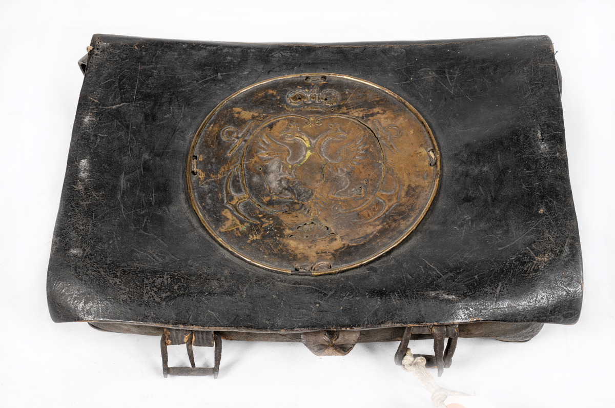 Rysk ammunitionsväska i skinn. Vapenplåt av mässing med ryska dubbelörnen under kejserlig krona, flankerad av två ankare.