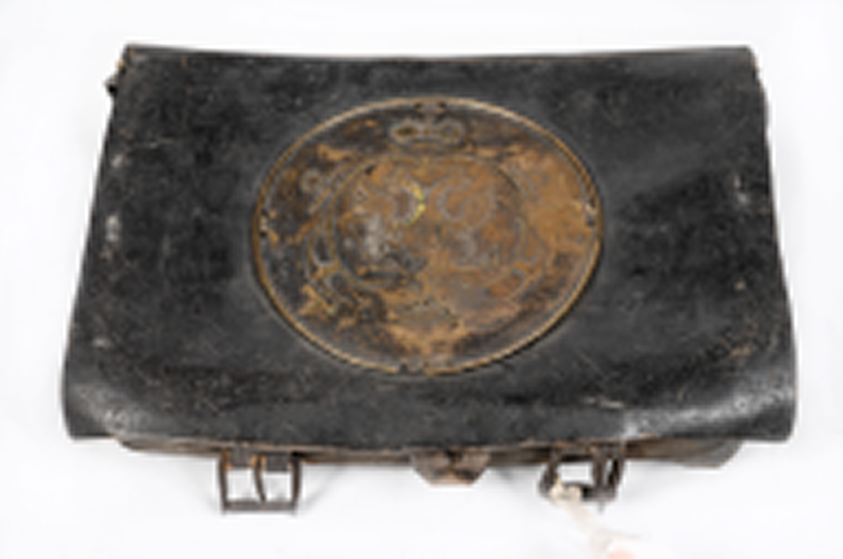 Rysk ammunitionsväska i skinn. Vapenplåt av mässing med ryska dubbelörnen under kejserlig krona, flankerad av två ankare.