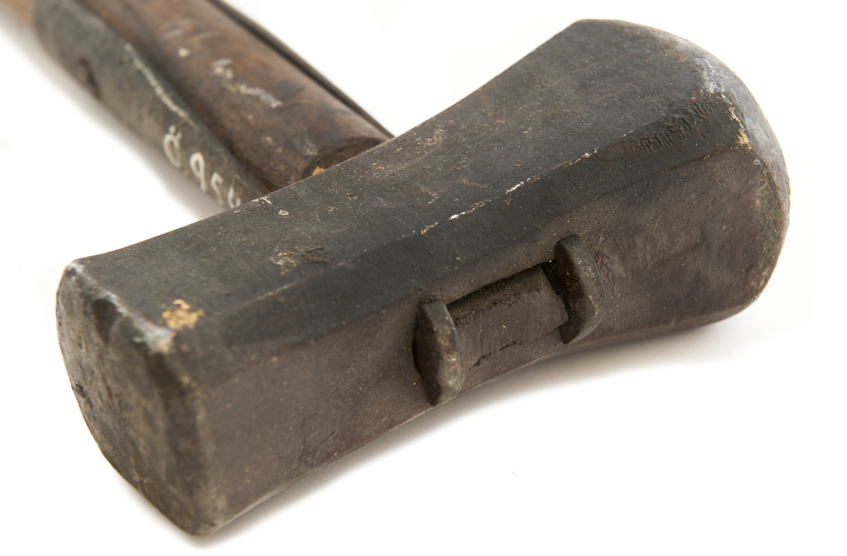 Stämpelhammare, krönt med Gustav III:s namnchiffer.