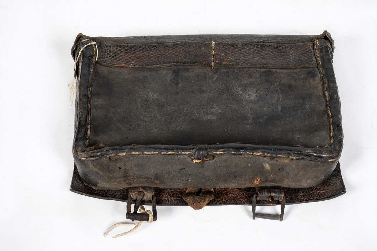 Rysk ammunitionsväska i skinn. Vapenplåt av mässing med ryska dubbelörnen under kejserlig krona, flankerad av två ankare.