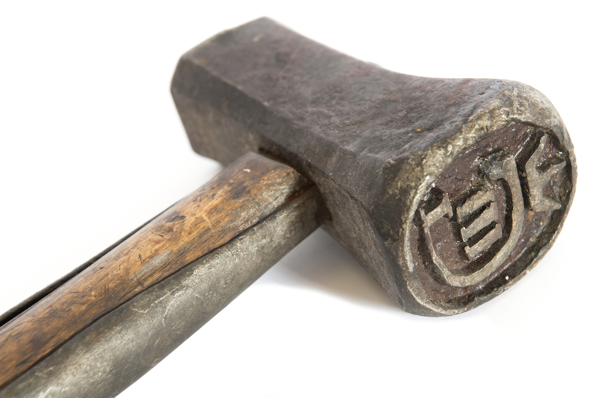 Stämpelhammare, krönt med Gustav III:s namnchiffer.