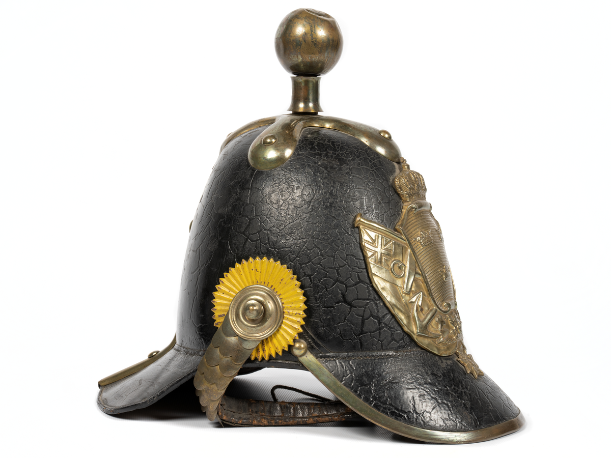 Beklädnad och beväpning för marinsoldat 1845.
Kask av svart läder med fram- och bakskärm, varav den förra med mässingslist. Toppfomad med korsformigt monterad kanonkula. Hakrem med mässingslameller. Kokard på högra sidan. Vapenplåt av mässing med krönt lilla riksvapnet omgivet av svenska flaggor, ankare och serafimerorden. Läderfordad. Märkt "C.F. L. Jungman & Sv. Ol. Morells patenterade läderlaker Fabrik i Stockholm 18 29/5 46".