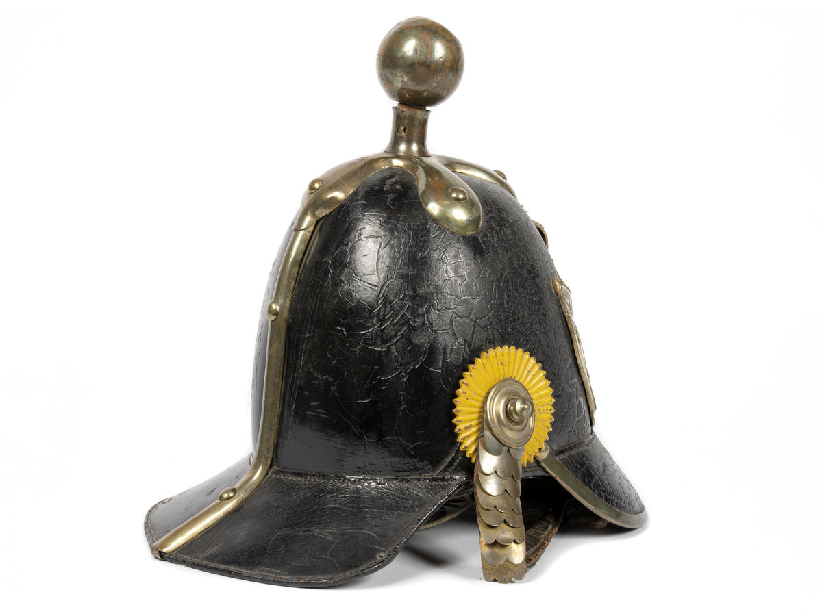 Beklädnad och beväpning för marinsoldat 1845.
Kask av svart läder med fram- och bakskärm, varav den förra med mässingslist. Toppfomad med korsformigt monterad kanonkula. Hakrem med mässingslameller. Kokard på högra sidan. Vapenplåt av mässing med krönt lilla riksvapnet omgivet av svenska flaggor, ankare och serafimerorden. Läderfordad. Märkt "C.F. L. Jungman & Sv. Ol. Morells patenterade läderlaker Fabrik i Stockholm 18 29/5 46".