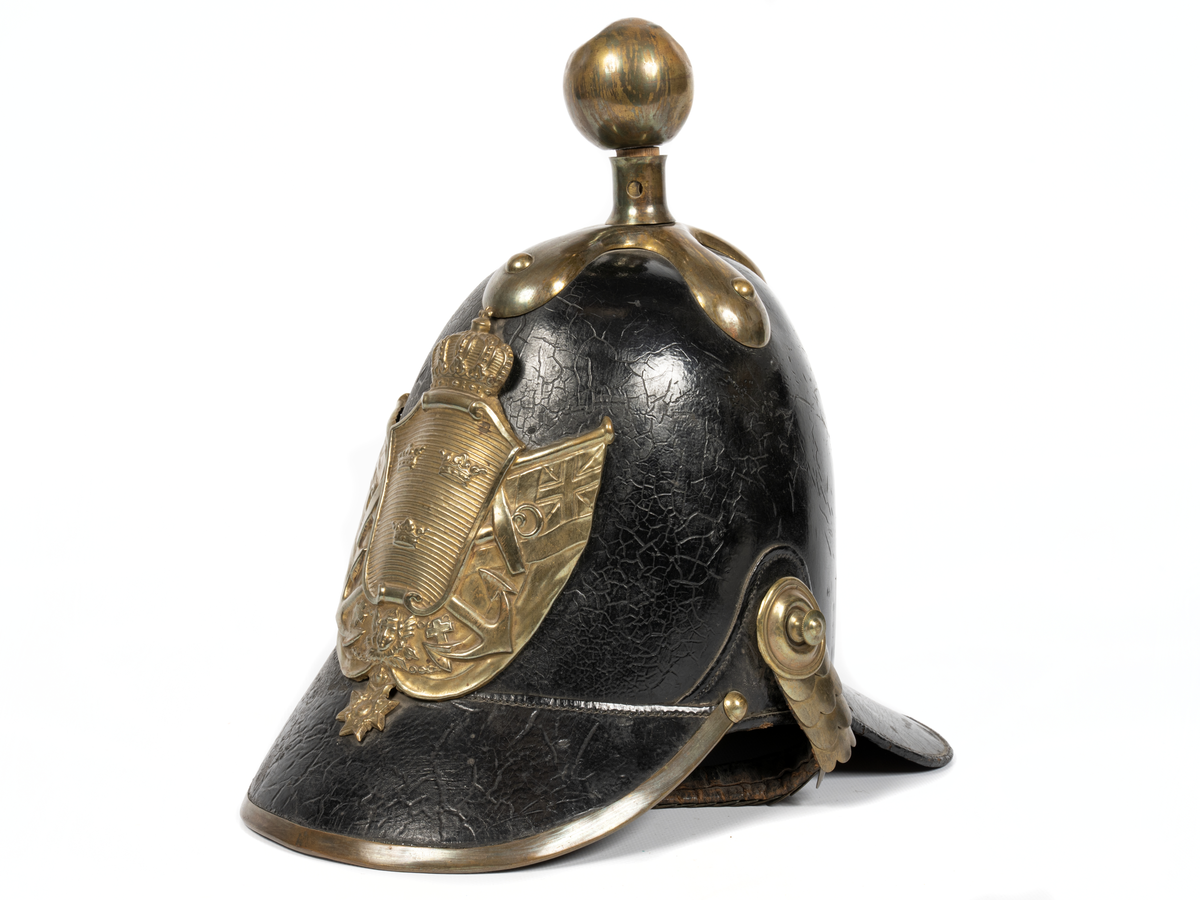 Beklädnad och beväpning för marinsoldat 1845.
Kask av svart läder med fram- och bakskärm, varav den förra med mässingslist. Toppfomad med korsformigt monterad kanonkula. Hakrem med mässingslameller. Kokard på högra sidan. Vapenplåt av mässing med krönt lilla riksvapnet omgivet av svenska flaggor, ankare och serafimerorden. Läderfordad. Märkt "C.F. L. Jungman & Sv. Ol. Morells patenterade läderlaker Fabrik i Stockholm 18 29/5 46".