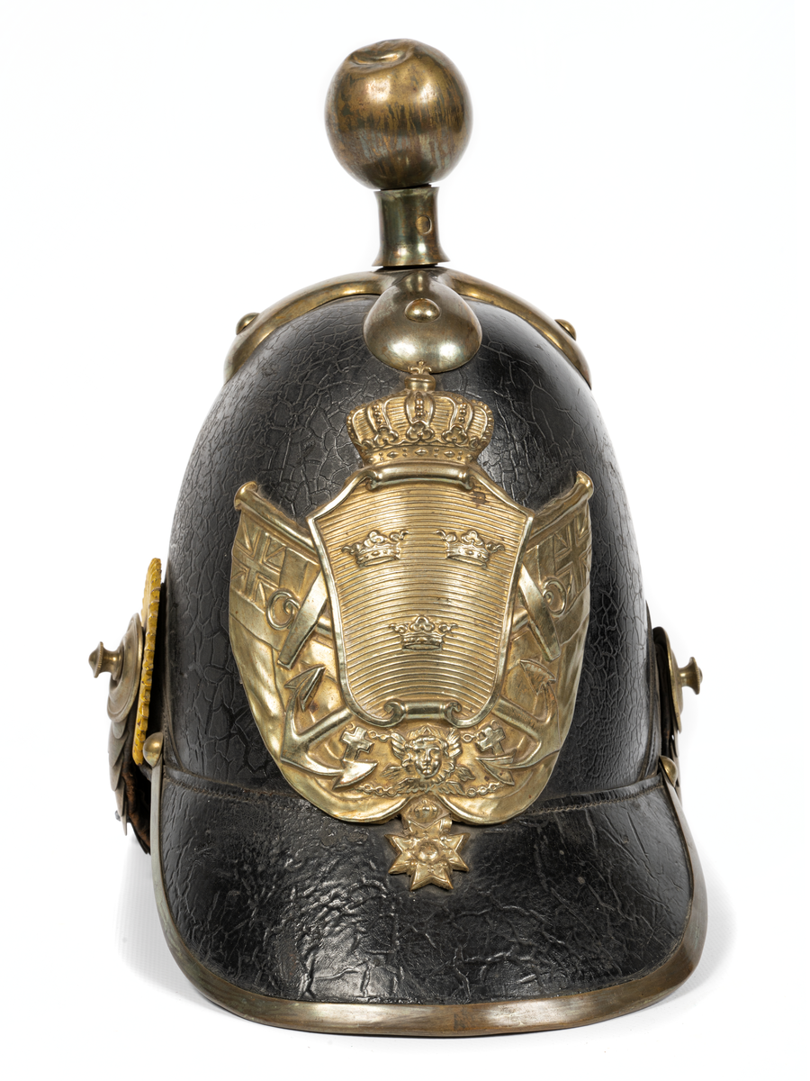 Beklädnad och beväpning för marinsoldat 1845.
Kask av svart läder med fram- och bakskärm, varav den förra med mässingslist. Toppfomad med korsformigt monterad kanonkula. Hakrem med mässingslameller. Kokard på högra sidan. Vapenplåt av mässing med krönt lilla riksvapnet omgivet av svenska flaggor, ankare och serafimerorden. Läderfordad. Märkt "C.F. L. Jungman & Sv. Ol. Morells patenterade läderlaker Fabrik i Stockholm 18 29/5 46".