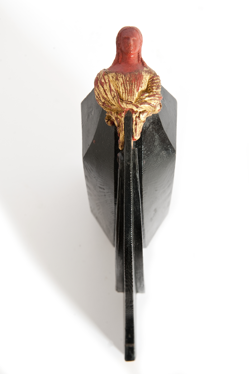 NORRKÖPINGs galjon. Vapensköld krönt av hjälm. På sköldens refflade botten krönt” N” kommandostäv och bila . På sidorna stiliserat bladverk. Monterad på stävkonstruktion av svartmålat trä, bogspröt. Omålat. röd vax