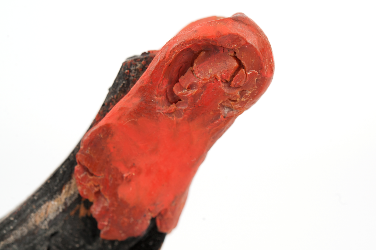 Fregatten JOSEPHINEs galjon. Bilden helt bortfallen men har varit monterad till stävkonstruktion av svartmålat trä, fästad till gråmålad träplatta. Plattan: 150x90 mm. Röd vax, bilden bortfallen.