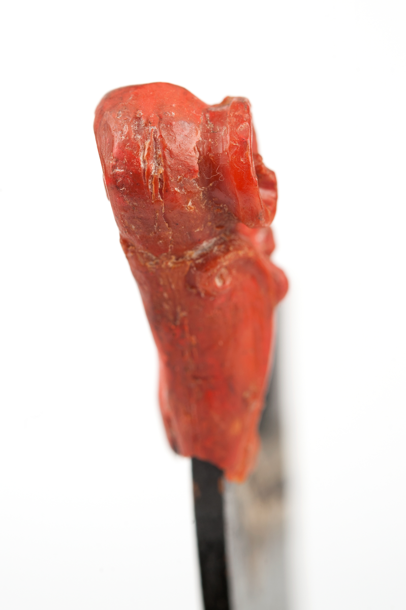 Fregatten JOSEPHINEs galjon. Bilden helt bortfallen men har varit monterad till stävkonstruktion av svartmålat trä, fästad till gråmålad träplatta. Plattan: 150x90 mm. Röd vax, bilden bortfallen.