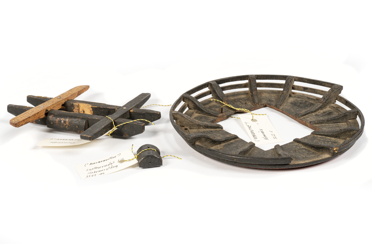 Fragment av gamla riggen till modellen av Amaranth. Förmärs med salming.