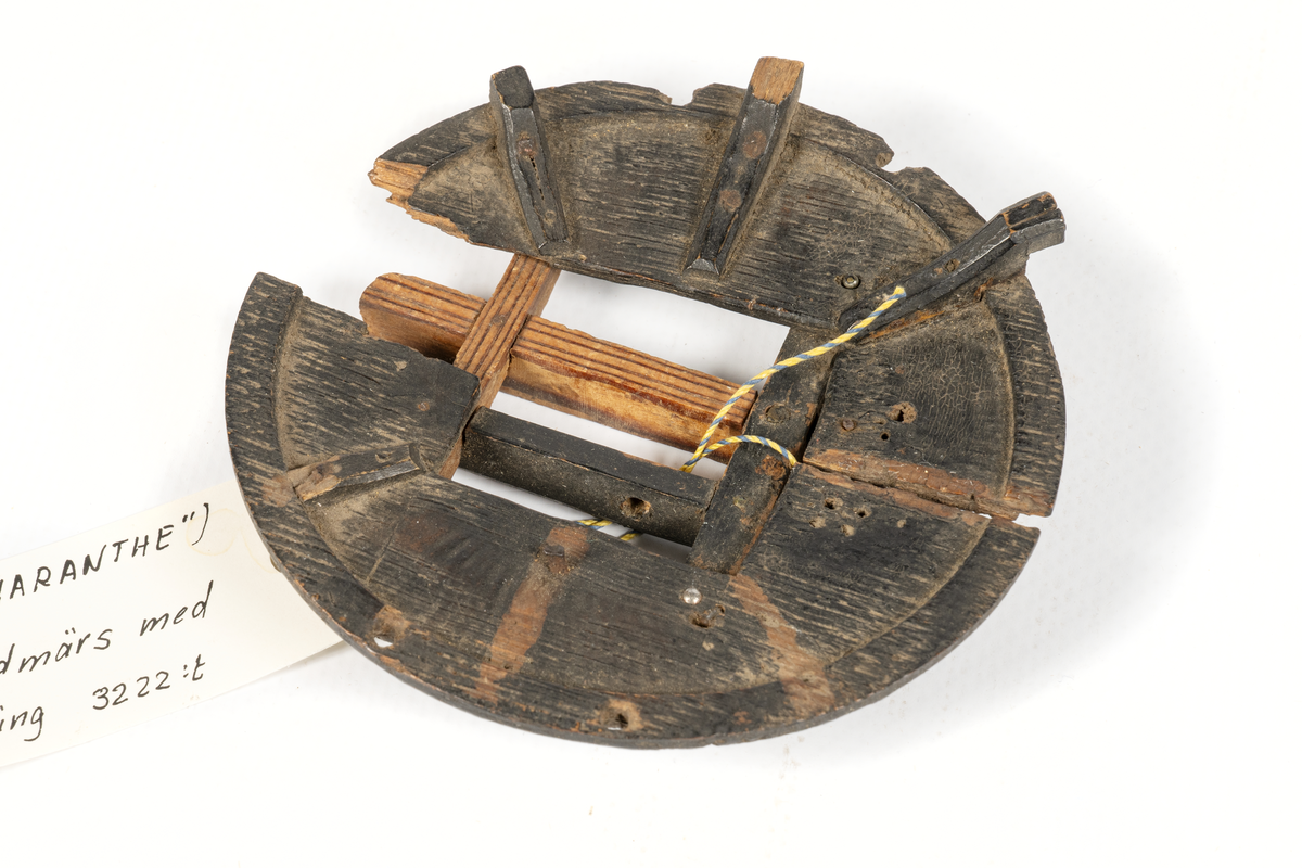 Fragment av gamla riggen till modellen av Amaranth. Kryssmärs eller brammärs med hel salning.