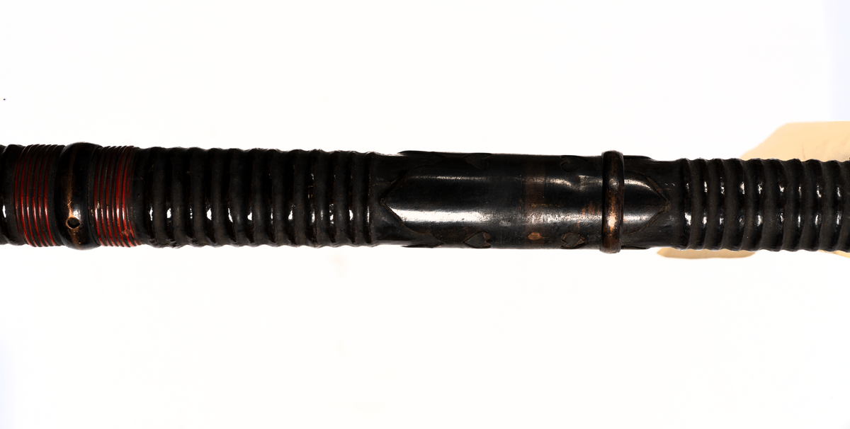 Spjut från Japan. Spets smitt av järn med kort trekantig, trubbig spets. Kort hylsa för fästet. Skaft av mahogny, runt, tilltagande mot fotändan. Konsfärdigt beslagen, lackerad och lindad i toppändan.
Från fregatten Vanadis världsomsegling 1883-85.