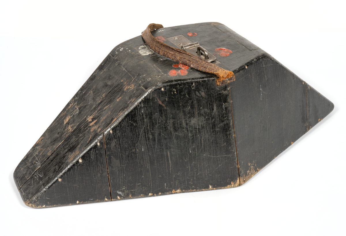 Trekantig, silkesfälb med svart plymage och bred guldgalon samt gul kokard med förgylld ankarknapp. Fodrad med rött siden. Tillhörande fodral av svartmålat trä med hasp för hänglås.

Buren av amiral Arvid Lindman.