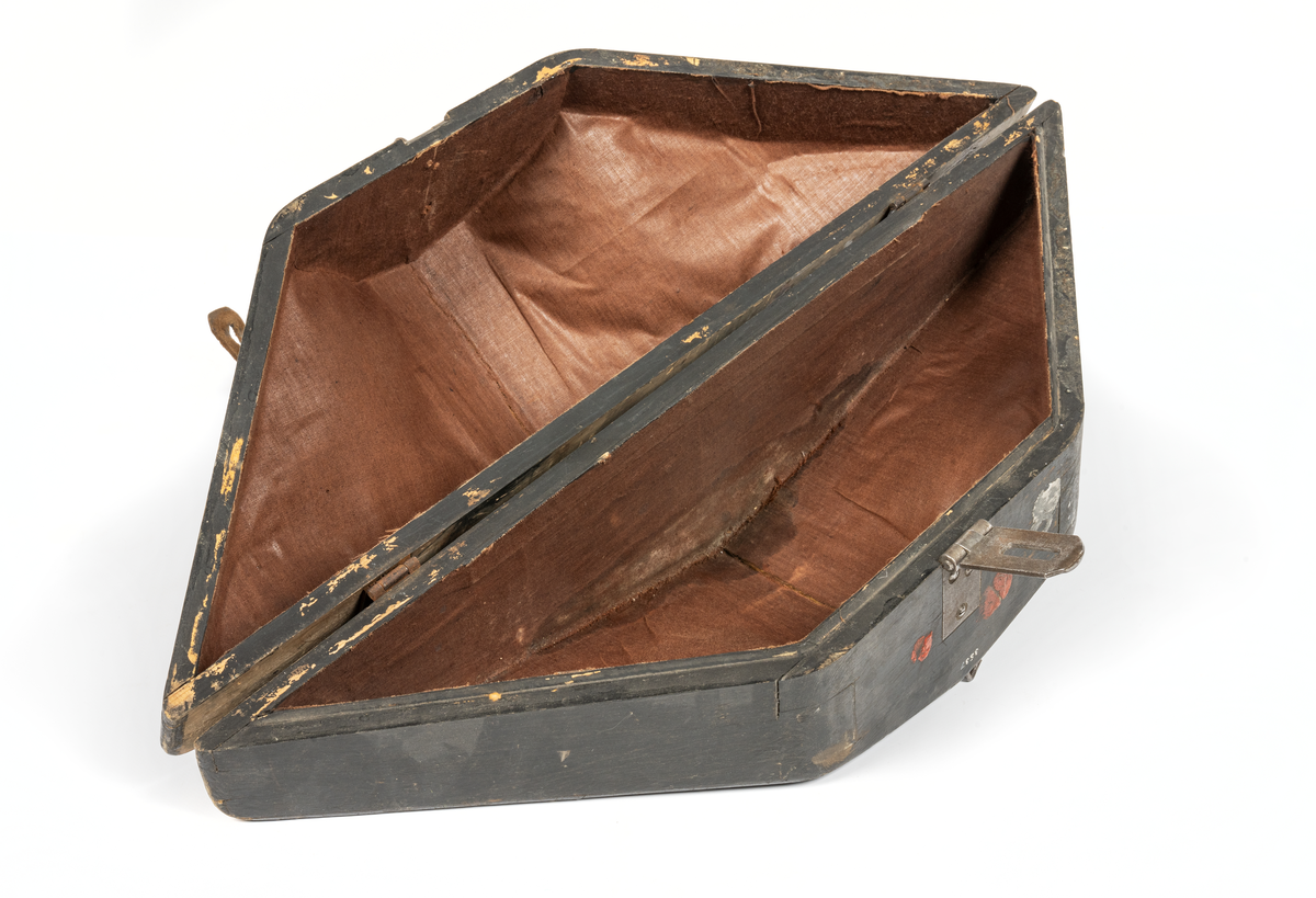 Trekantig, silkesfälb med svart plymage och bred guldgalon samt gul kokard med förgylld ankarknapp. Fodrad med rött siden. Tillhörande fodral av svartmålat trä med hasp för hänglås.

Buren av amiral Arvid Lindman.