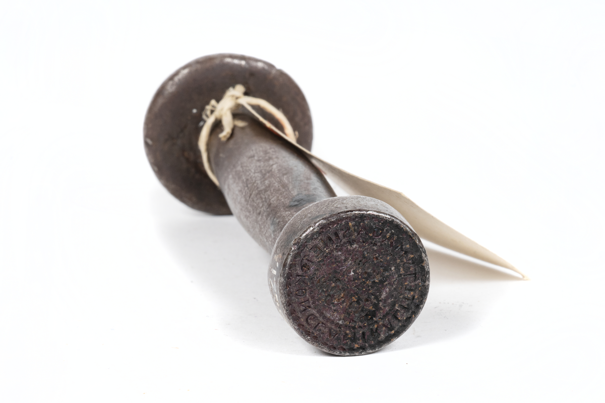 Tre kronor i mitten av sigillet omgivet av text.