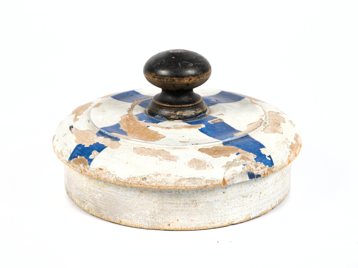 Mynningspropp till rysk 8-pundig kanon/mörsare. Vitlålad med blått kors. Tillhörande fotblock av ek med ändbeslag och bärringar samt elevationsbåge. Överfall för fottapparna. 
Dimensioner med fotblocket: 850mm x 205mm x 150mm.