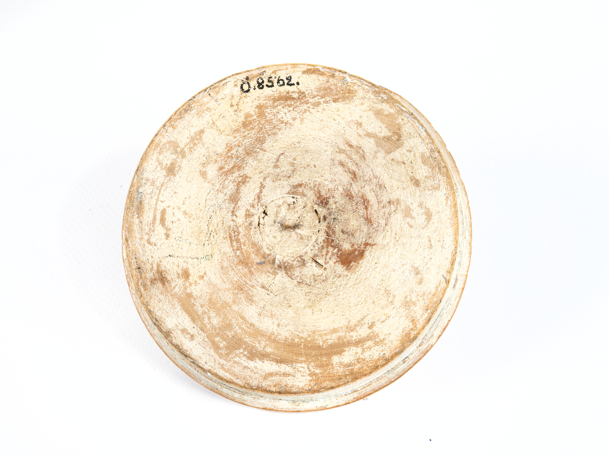 Mynningspropp till rysk 8-pundig kanon/mörsare. Vitlålad med blått kors. Tillhörande fotblock av ek med ändbeslag och bärringar samt elevationsbåge. Överfall för fottapparna. 
Dimensioner med fotblocket: 850mm x 205mm x 150mm.