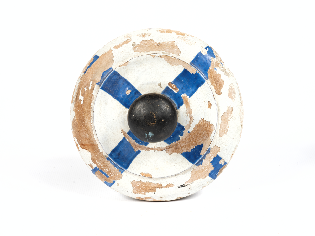 Mynningspropp till rysk 8-pundig kanon/mörsare. Vitlålad med blått kors. Tillhörande fotblock av ek med ändbeslag och bärringar samt elevationsbåge. Överfall för fottapparna. 
Dimensioner med fotblocket: 850mm x 205mm x 150mm.