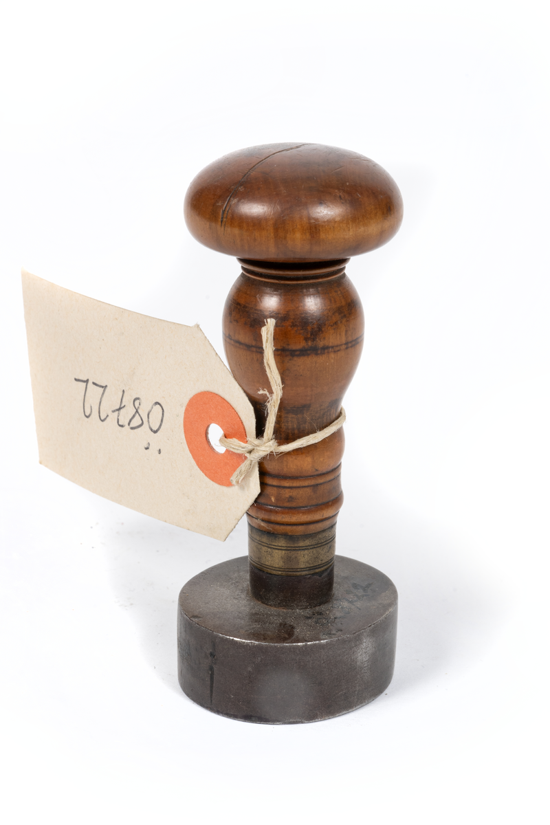 Text samt lilla riksvapnet med lejon som sköldhållare på stämpelytan.