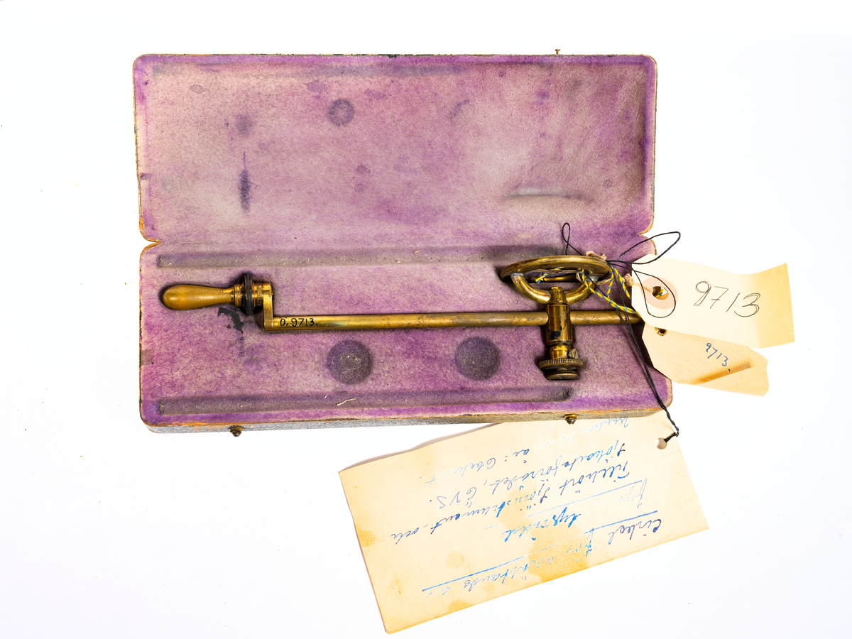 Cirkel för avsättande av fyrars lysvidd med tillhörande étui.
Instrument av mässing med centreringsring och skruvhylsa samt stång med handtag och ritsskiva. Omärkt

Tillhörande étui av svart läder invändigt klätt med gredelint sämskskinn. Omärkt. Defekt