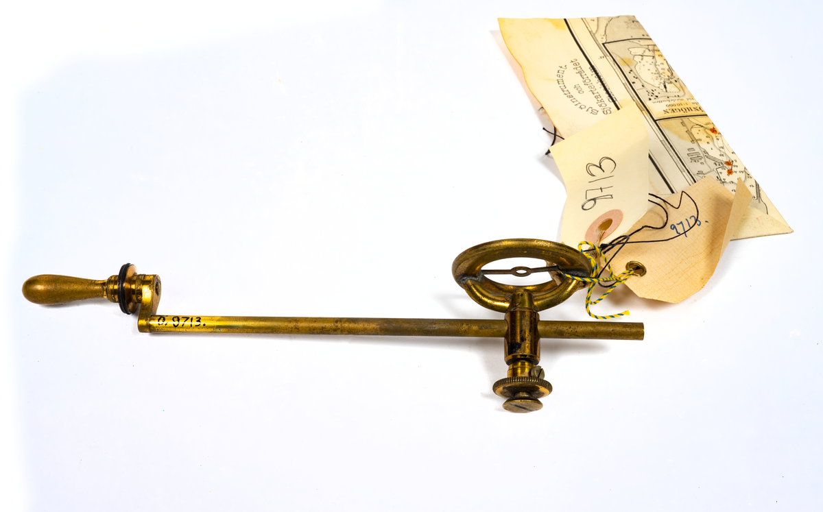 Cirkel för avsättande av fyrars lysvidd med tillhörande étui.
Instrument av mässing med centreringsring och skruvhylsa samt stång med handtag och ritsskiva. Omärkt

Tillhörande étui av svart läder invändigt klätt med gredelint sämskskinn. Omärkt. Defekt