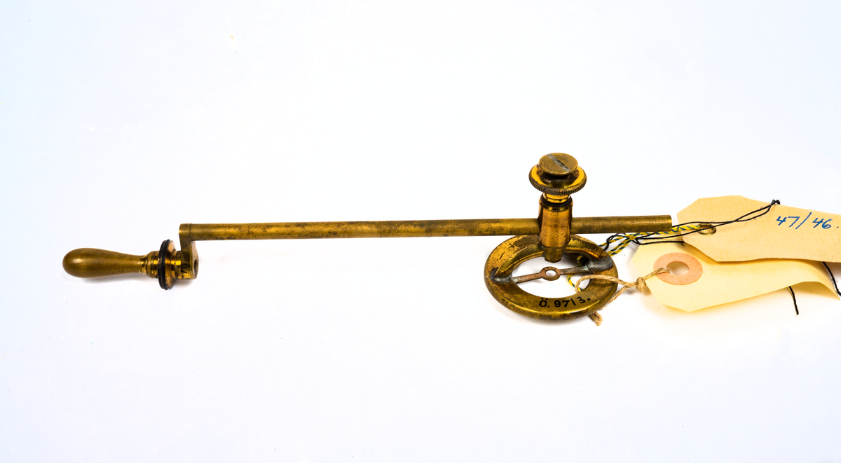 Cirkel för avsättande av fyrars lysvidd med tillhörande étui.
Instrument av mässing med centreringsring och skruvhylsa samt stång med handtag och ritsskiva. Omärkt

Tillhörande étui av svart läder invändigt klätt med gredelint sämskskinn. Omärkt. Defekt