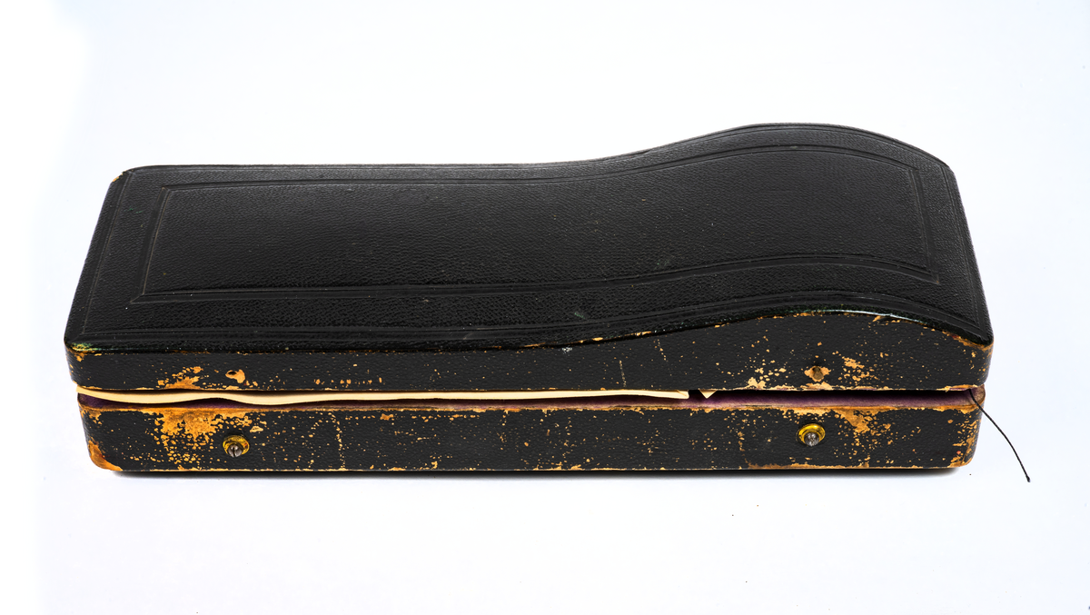 Cirkel för avsättande av fyrars lysvidd med tillhörande étui.
Instrument av mässing med centreringsring och skruvhylsa samt stång med handtag och ritsskiva. Omärkt

Tillhörande étui av svart läder invändigt klätt med gredelint sämskskinn. Omärkt. Defekt