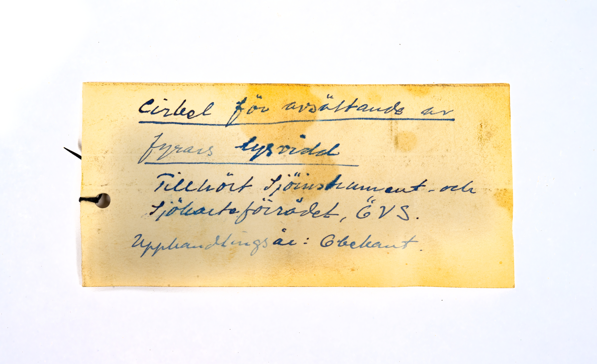 Cirkel för avsättande av fyrars lysvidd med tillhörande étui.
Instrument av mässing med centreringsring och skruvhylsa samt stång med handtag och ritsskiva. Omärkt

Tillhörande étui av svart läder invändigt klätt med gredelint sämskskinn. Omärkt. Defekt