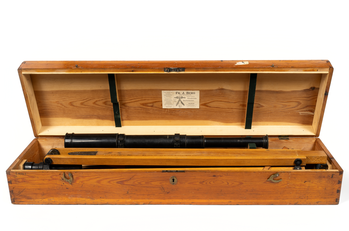 Långkikare med stativ och låda.
1) Låda av fernissad furu, handtag, lås samt 2 haspar.
2) Långkikare, svartlakerad.
3) Tvådelat trebensstativ av fernissad ek med stativhylsa av svartlackerad mässing.