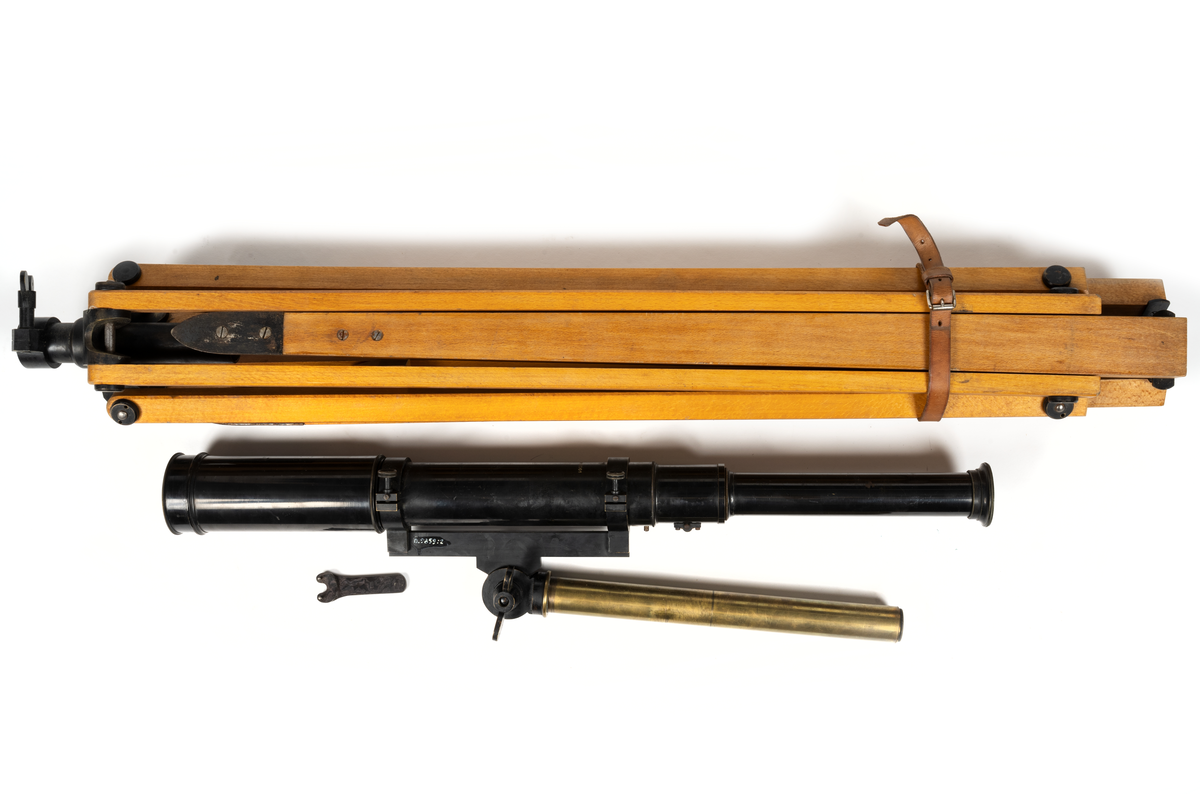 Långkikare med stativ och låda.
1) Låda av fernissad furu, handtag, lås samt 2 haspar.
2) Långkikare, svartlakerad.
3) Tvådelat trebensstativ av fernissad ek med stativhylsa av svartlackerad mässing.