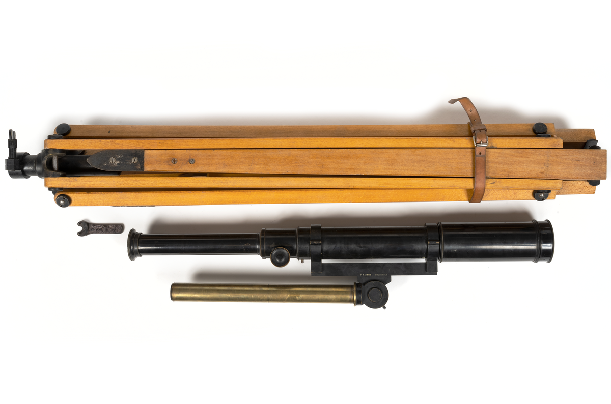 Långkikare med stativ och låda.
1) Låda av fernissad furu, handtag, lås samt 2 haspar.
2) Långkikare, svartlakerad.
3) Tvådelat trebensstativ av fernissad ek med stativhylsa av svartlackerad mässing.