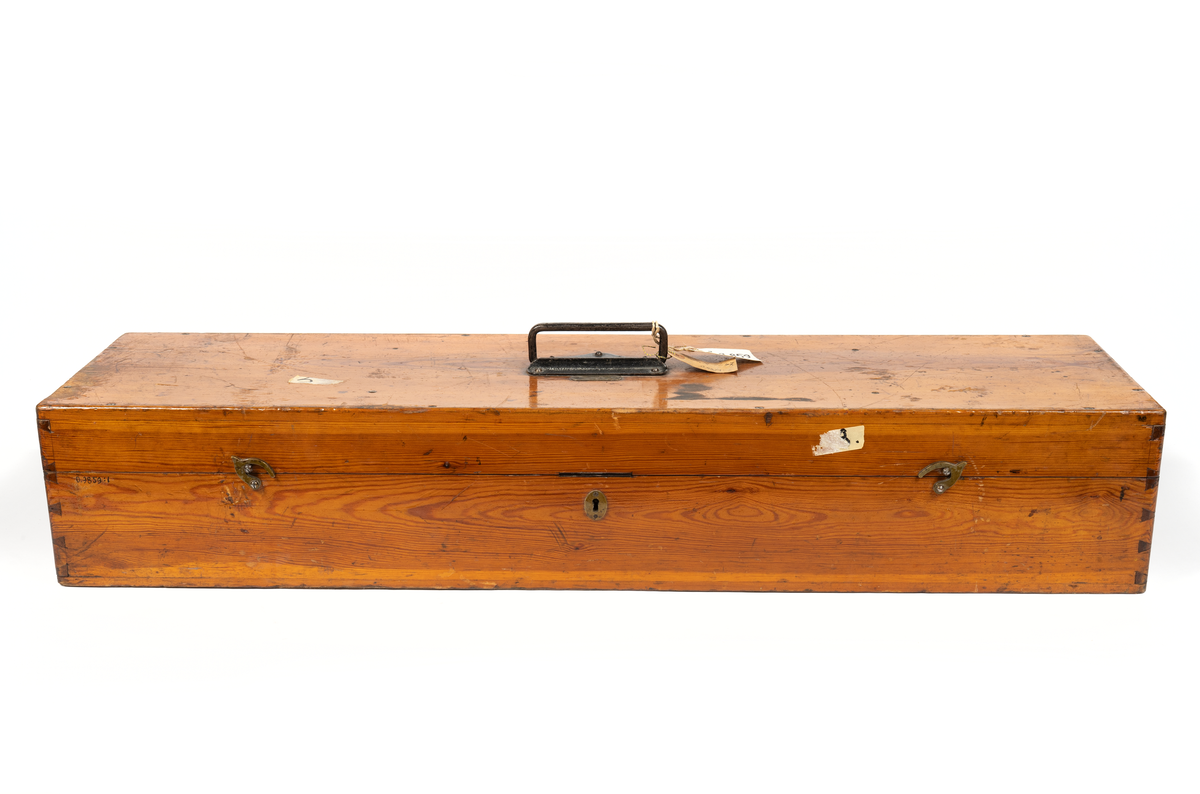 Långkikare med stativ och låda.
1) Låda av fernissad furu, handtag, lås samt 2 haspar.
2) Långkikare, svartlakerad.
3) Tvådelat trebensstativ av fernissad ek med stativhylsa av svartlackerad mässing.