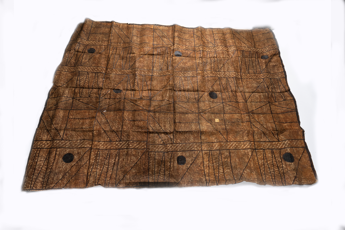 Tapa från Samoa. 
Mönster i brun färg, svarta ränder samt åtta cirklar i svart-brun färg.