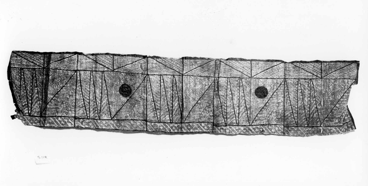 Tapa från Samoa. 
Mönster i brun färg, svarta ränder samt två cirklar i svartbrun färg.