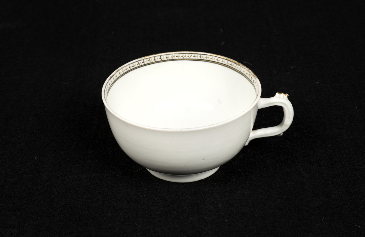 Med inbränd ornering, krönt med en hjälm. 3 våglinjer, vid horisonten en sol. Till vänster akterskepp med svensk flagga. Till höger en oktant, nedtill en vågbrytare samt ett ankare.
Ur servis som tillhört amiral Fredrik Henrik af Chapman, utförd på beställning i Kina.