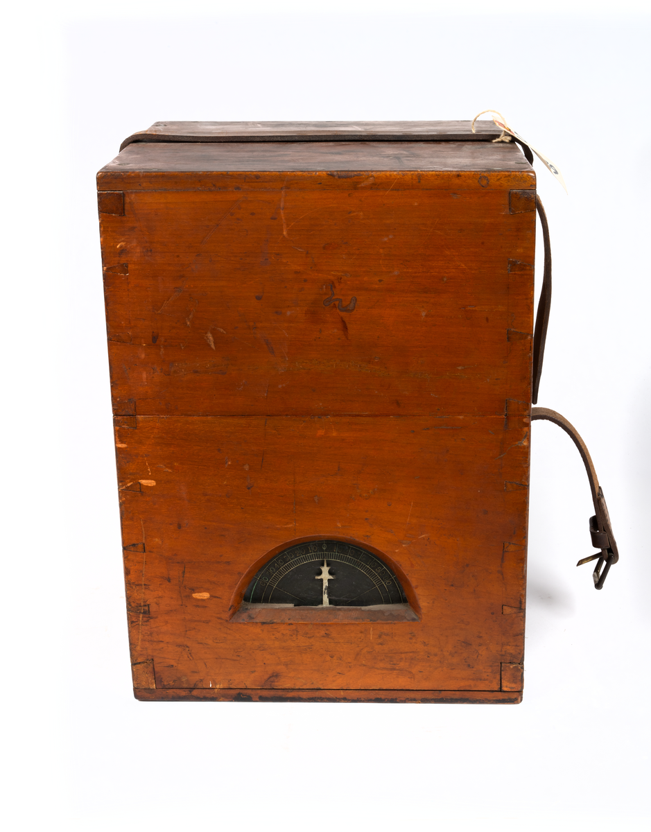 Azimuthinstrument av metall i låda av trä med lock och läderrem. Kardansk upphängning, dioptrar, graverat utslag för lutningsvinkel, förskruvning för fstlåsning av instrumentet. Signerad: London Polaris, H.G. Blair & Co Cardiff & Barry No 821, Pat. No 2599.

Med azimuthinstrumentet mäter man azimuth, d.v.s. vinkeln mellan vertikalplanet genom himmelsobjektet och observatörens meridian. Mäts inom sjöfarten från horisontens nordpunkt mot öster längs horisonten. Motsvarar bäring.