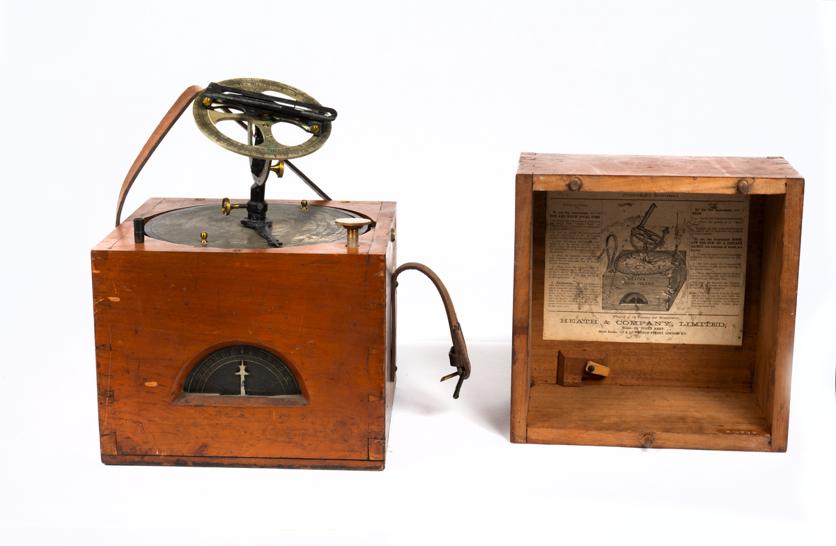 Azimuthinstrument av metall i låda av trä med lock och läderrem. Kardansk upphängning, dioptrar, graverat utslag för lutningsvinkel, förskruvning för fstlåsning av instrumentet. Signerad: London Polaris, H.G. Blair & Co Cardiff & Barry No 821, Pat. No 2599.

Med azimuthinstrumentet mäter man azimuth, d.v.s. vinkeln mellan vertikalplanet genom himmelsobjektet och observatörens meridian. Mäts inom sjöfarten från horisontens nordpunkt mot öster längs horisonten. Motsvarar bäring.