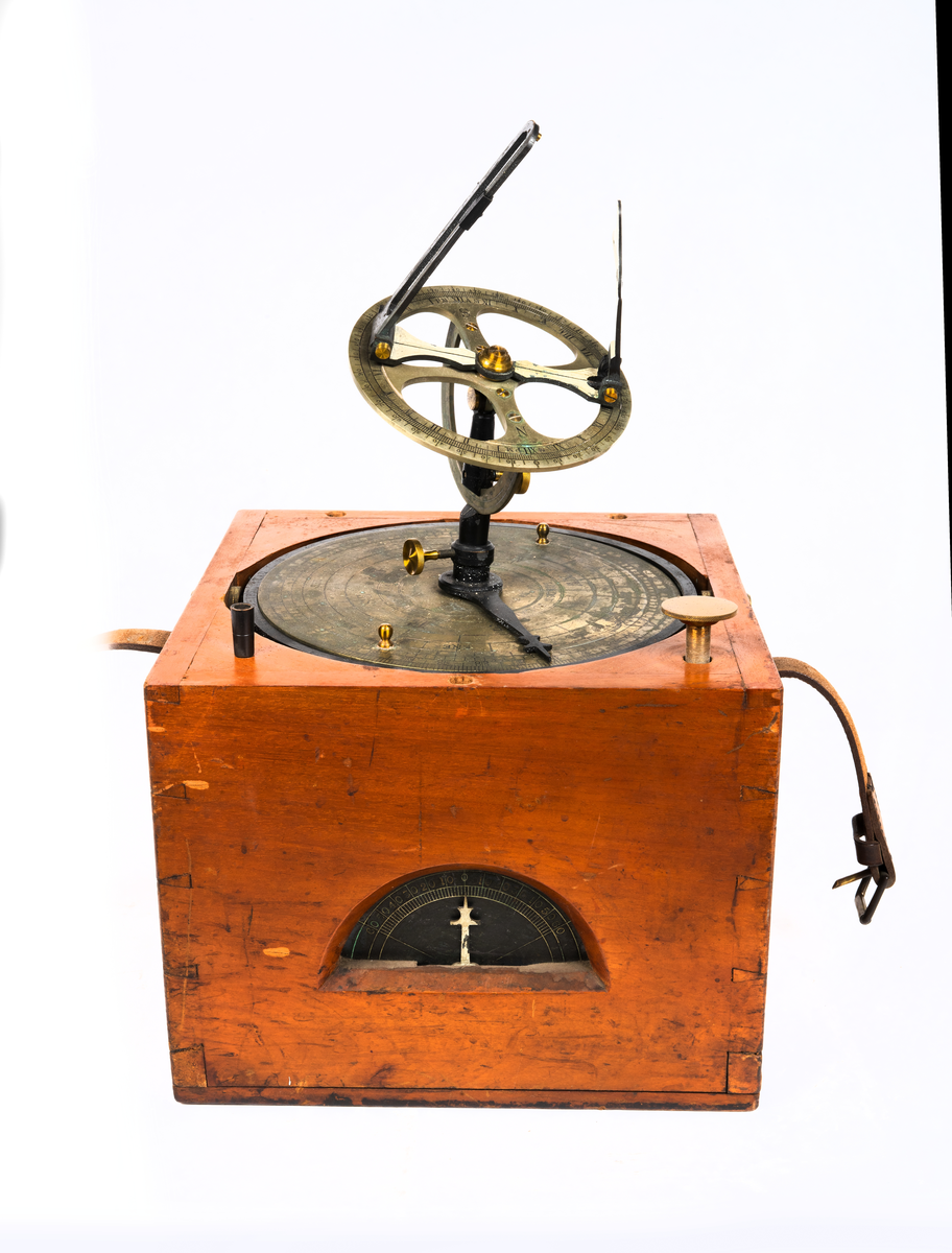 Azimuthinstrument av metall i låda av trä med lock och läderrem. Kardansk upphängning, dioptrar, graverat utslag för lutningsvinkel, förskruvning för fstlåsning av instrumentet. Signerad: London Polaris, H.G. Blair & Co Cardiff & Barry No 821, Pat. No 2599.

Med azimuthinstrumentet mäter man azimuth, d.v.s. vinkeln mellan vertikalplanet genom himmelsobjektet och observatörens meridian. Mäts inom sjöfarten från horisontens nordpunkt mot öster längs horisonten. Motsvarar bäring.