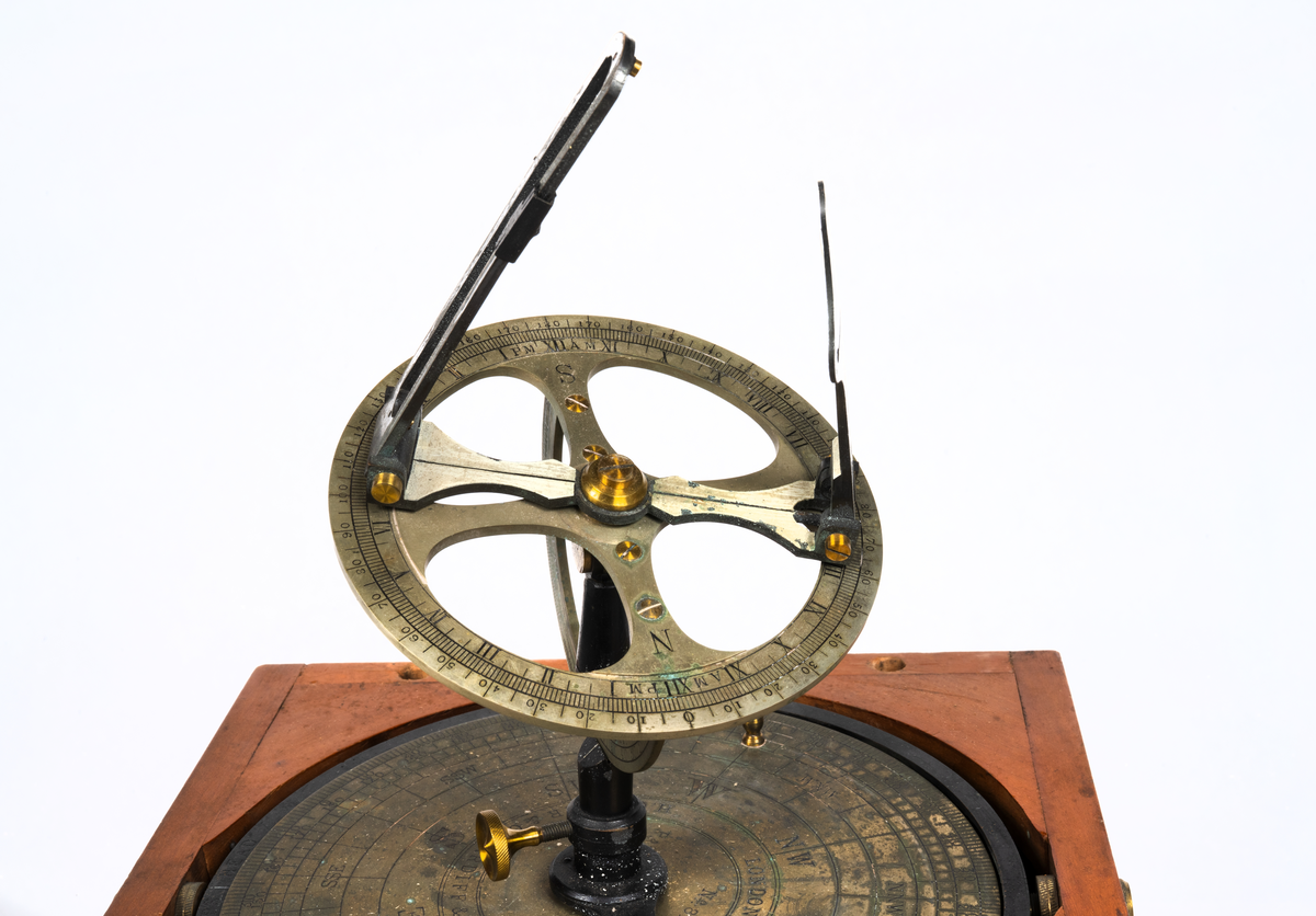 Azimuthinstrument av metall i låda av trä med lock och läderrem. Kardansk upphängning, dioptrar, graverat utslag för lutningsvinkel, förskruvning för fstlåsning av instrumentet. Signerad: London Polaris, H.G. Blair & Co Cardiff & Barry No 821, Pat. No 2599.

Med azimuthinstrumentet mäter man azimuth, d.v.s. vinkeln mellan vertikalplanet genom himmelsobjektet och observatörens meridian. Mäts inom sjöfarten från horisontens nordpunkt mot öster längs horisonten. Motsvarar bäring.